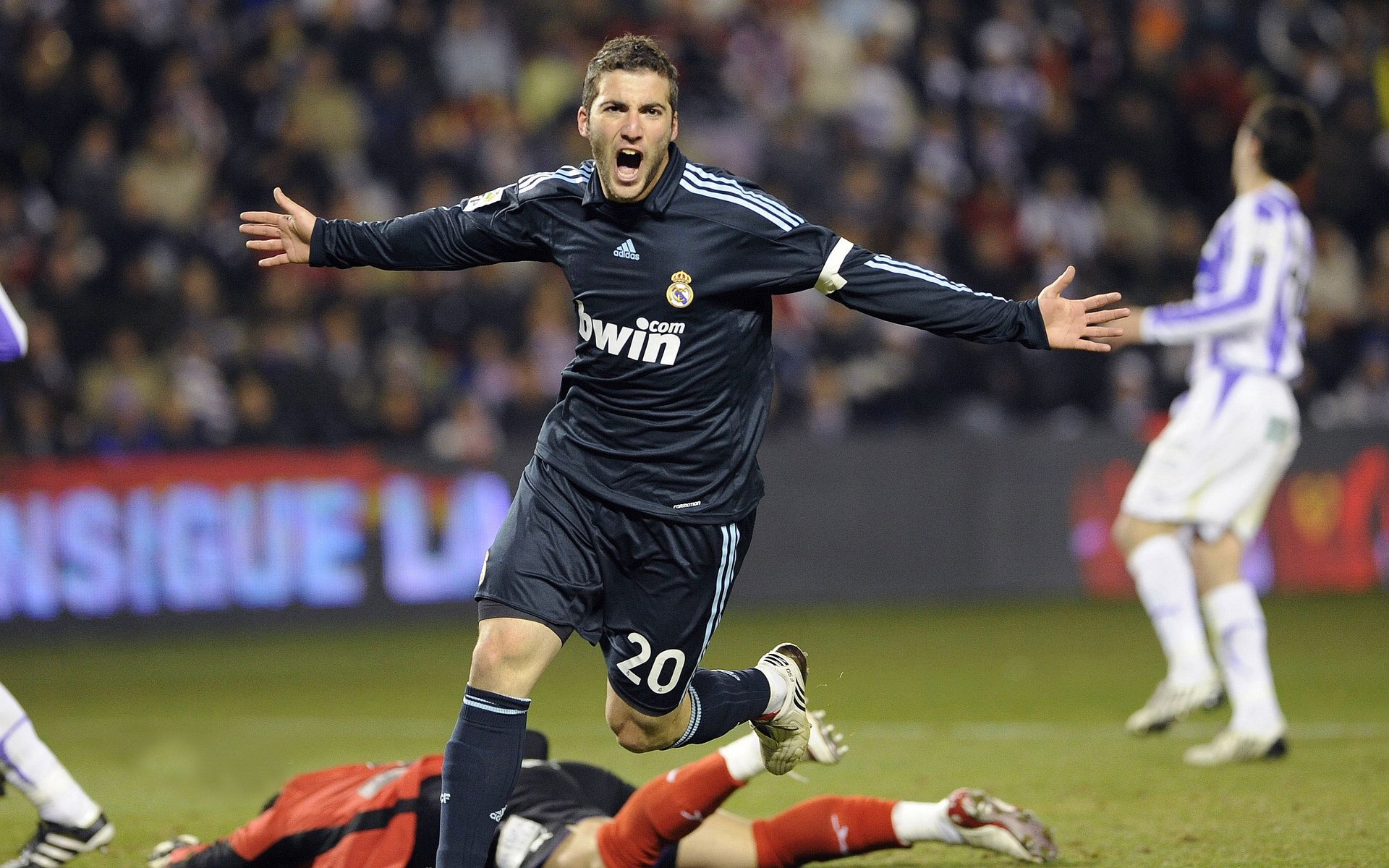 丹麦险胜苏格兰，贝林厄姆成为关键先生